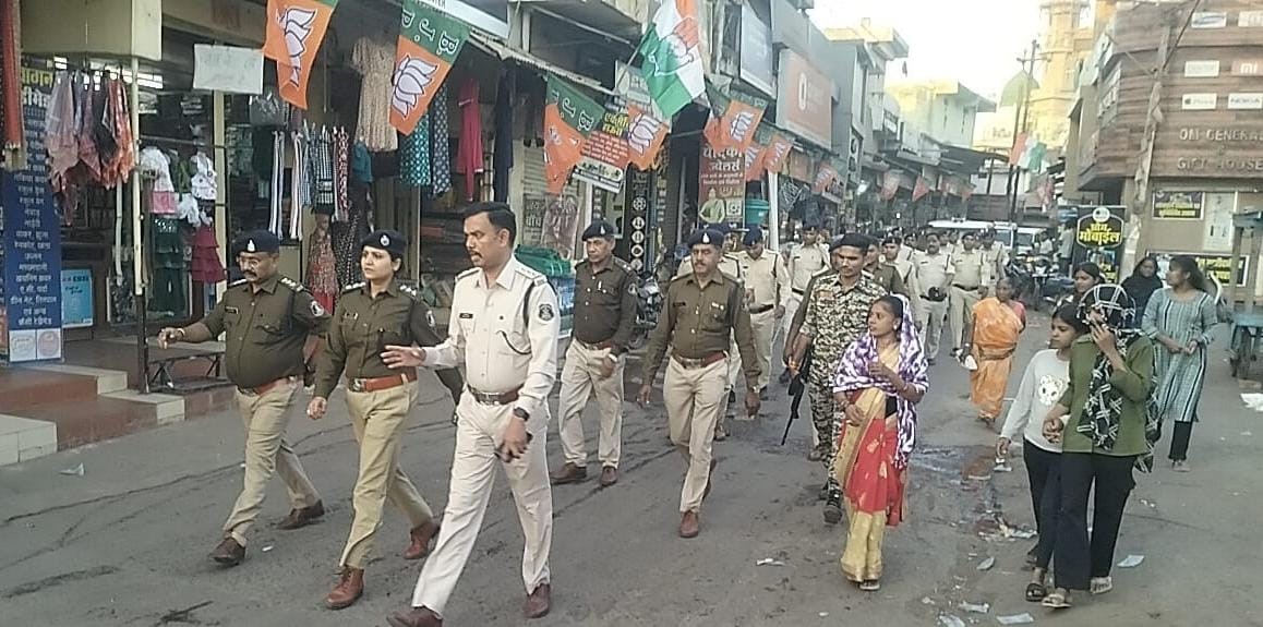 नगर पंचायत कुरुद में पैदल फ्लैग मार्च करती पुलिस। नगर पंचायत कुरुद में पैदल फ्लैग मार्च करती पुलिस।