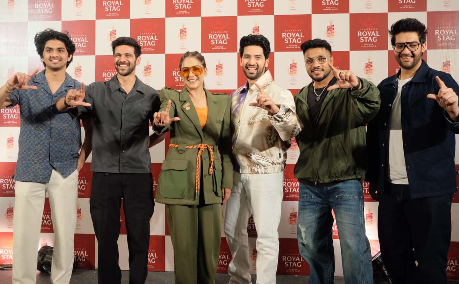 फोटो नंबर-04: गुरुग्राम के सेक्टर-29 में रॉयल स्टैग बूमबॉक्स के तीसरे संस्करण में प्रस्तुति देने पहुंचे सिंगर अरमान मलिक, नीति मोहन, रफ्तार और डीजे योगी। फोटो नंबर-04: गुरुग्राम के सेक्टर-29 में रॉयल स्टैग बूमबॉक्स के तीसरे संस्करण में प्रस्तुति देने पहुंचे सिंगर अरमान मलिक, नीति मोहन, रफ्तार और डीजे योगी।
