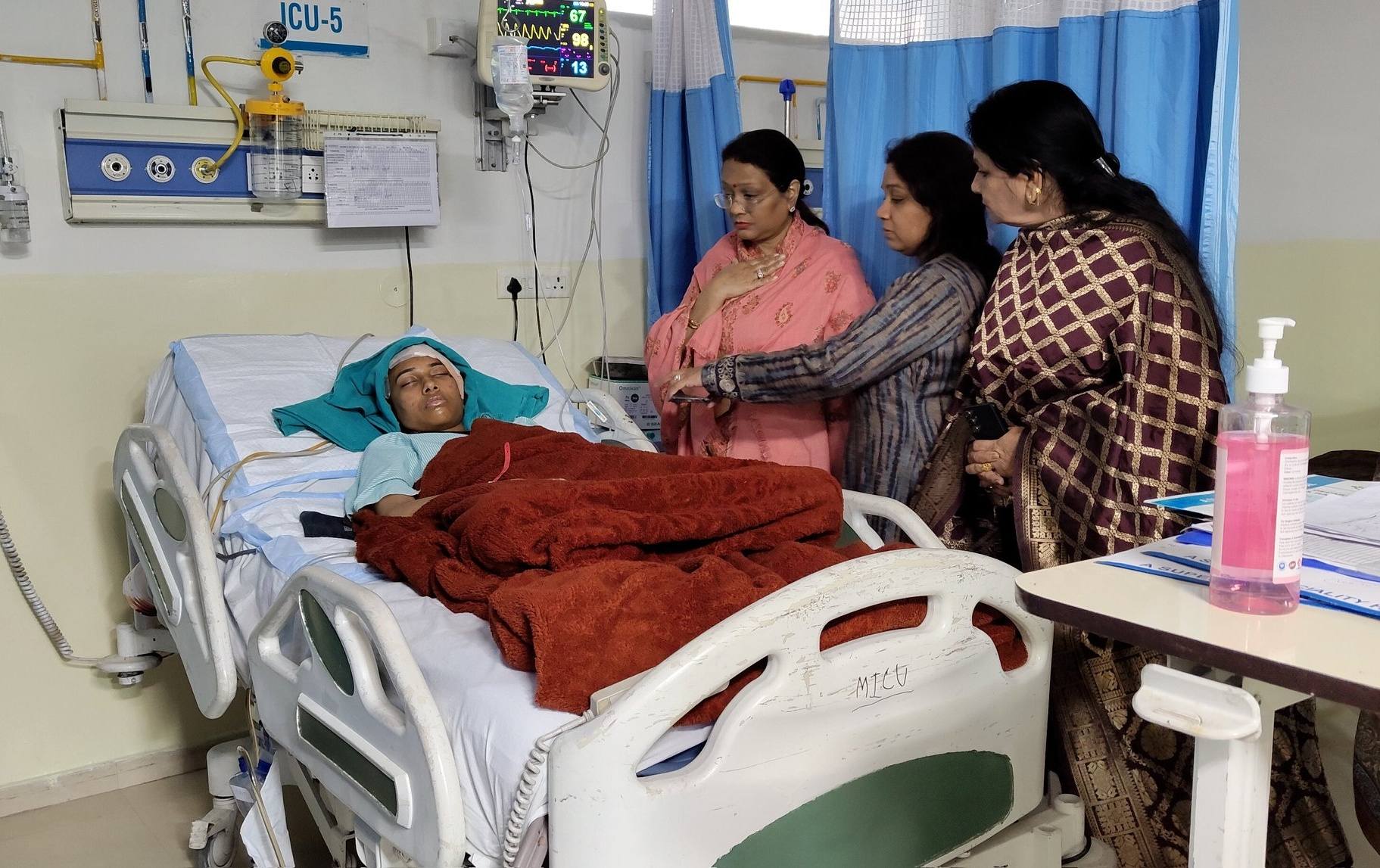 विवेकानंद अस्पताल में घायल छात्राओं का हालचाल पूछती भाजपा बेटी बचाओ बेटी पढ़ाओ की महानगर संयोजिका अल्पना रितेश गुप्ता । विवेकानंद अस्पताल में घायल छात्राओं का हालचाल पूछती भाजपा बेटी बचाओ बेटी पढ़ाओ की महानगर संयोजिका अल्पना रितेश गुप्ता ।