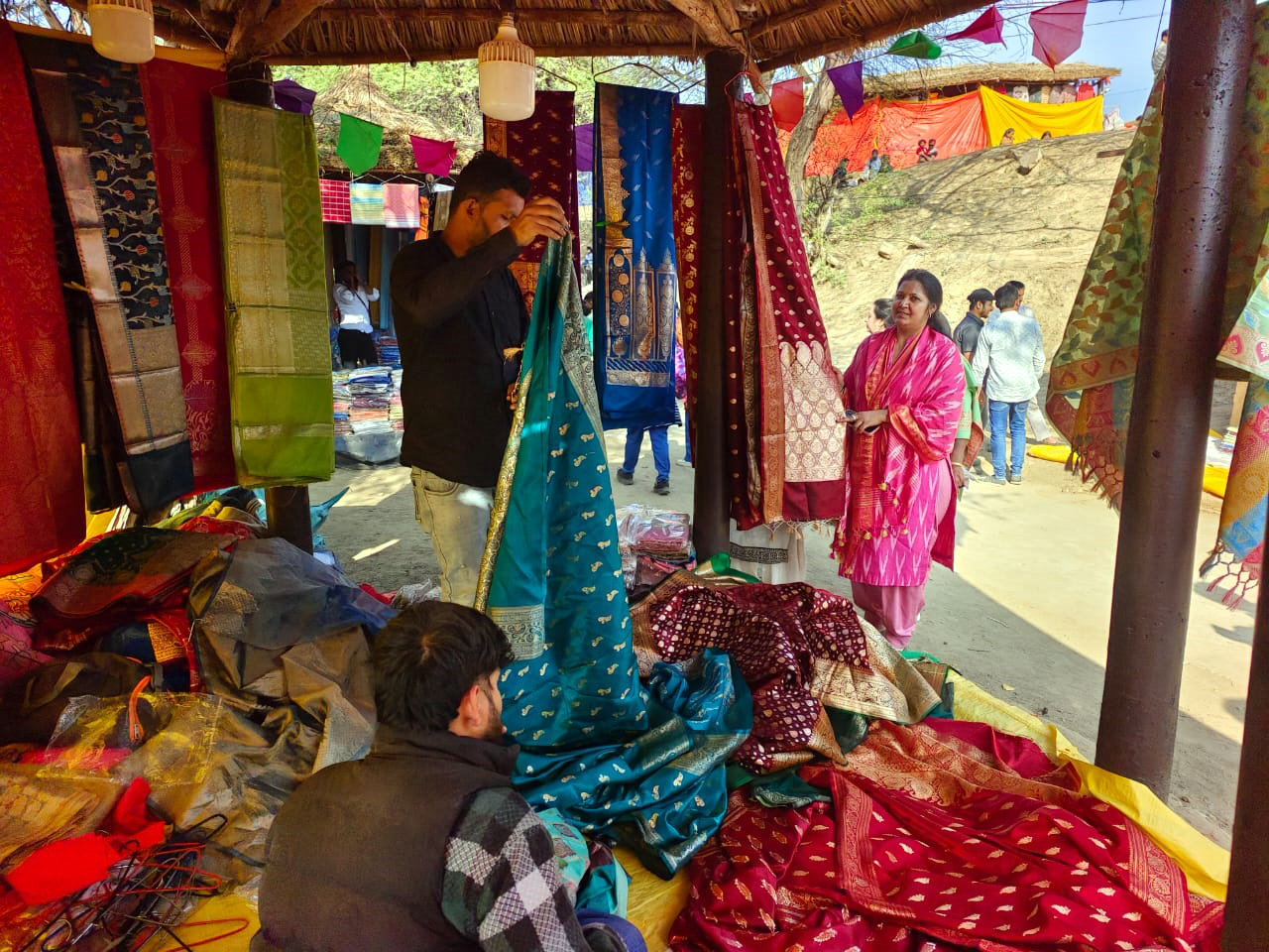 मेला परिसर में हैंड मेड साडिय़ों की खरीद करती महिलाएं। मेला परिसर में हैंड मेड साडिय़ों की खरीद करती महिलाएं।