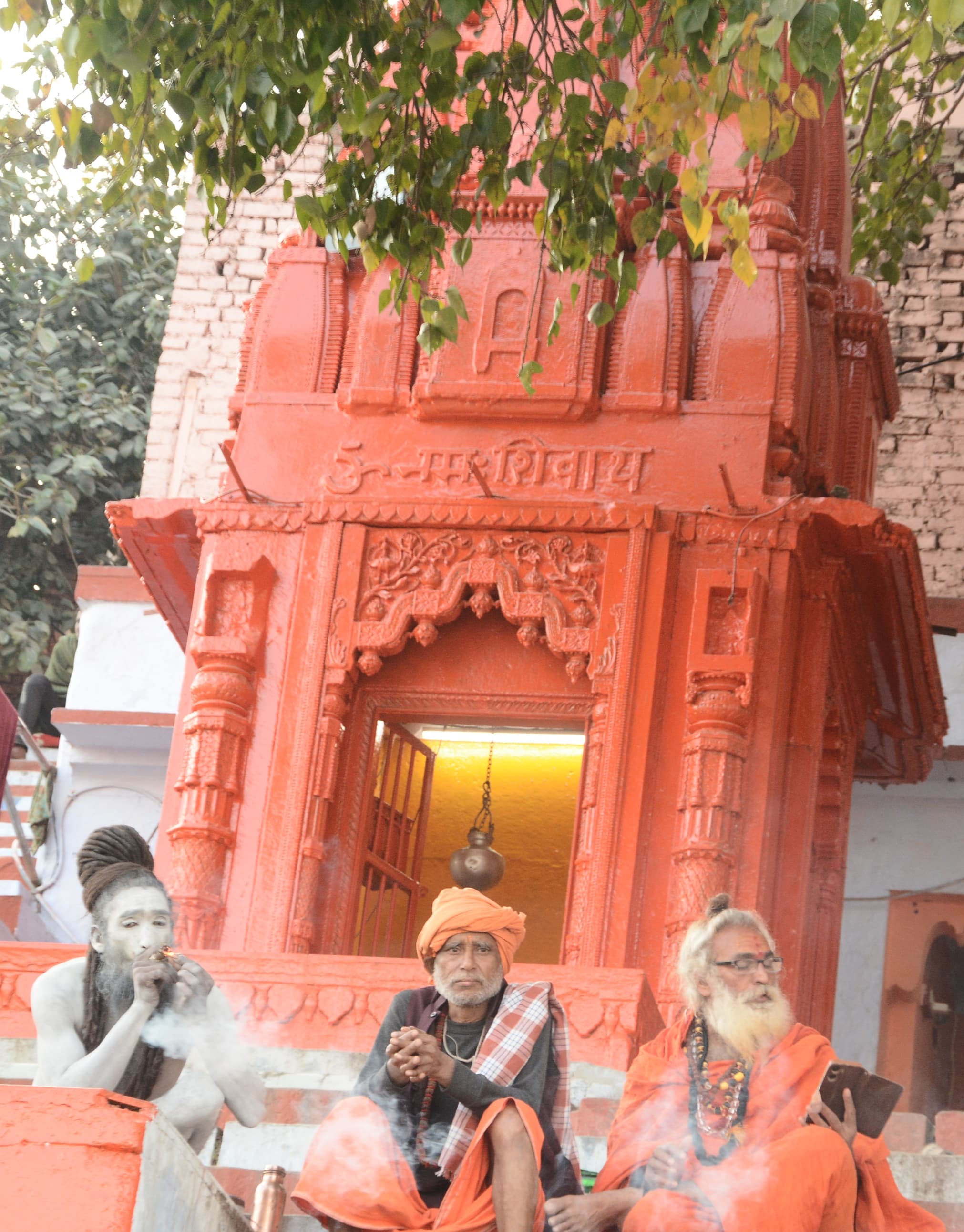 गंगा किनारे नागा संतों का डेरा गंगा किनारे नागा संतों का डेरा