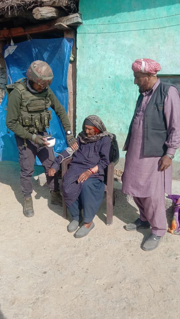 राजौरी के सुदूर गांवों में चिकित्सा गश्ती की राजौरी के सुदूर गांवों में चिकित्सा गश्ती की