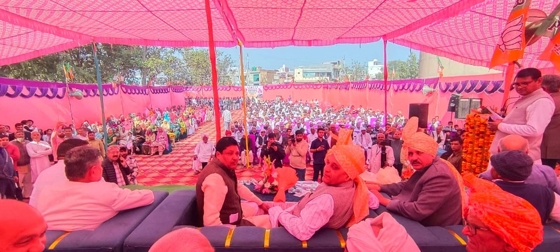 गांव आर्यनगर में मंच पर मौजूद कैबिनेट मंत्री रणबीर गंगवा। गांव आर्यनगर में मंच पर मौजूद कैबिनेट मंत्री रणबीर गंगवा।