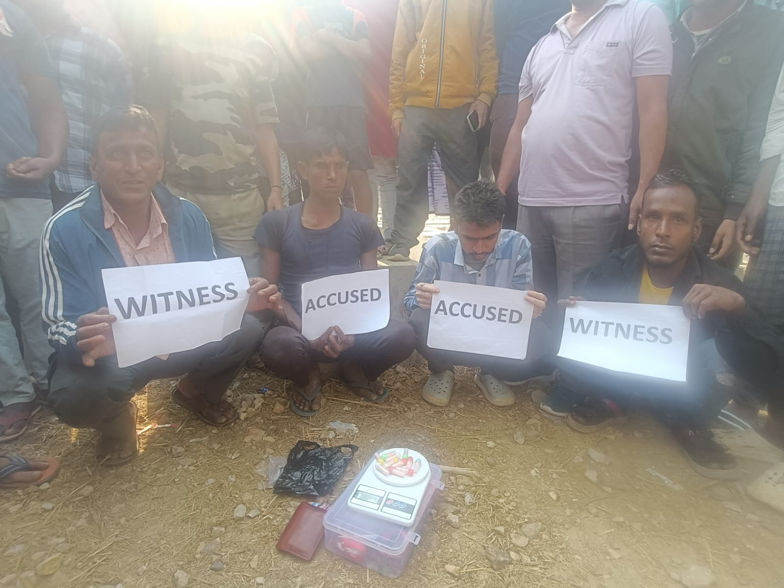 होजाई पुलिस की मादक पदार्थों के खिलाफ कार्रवाई में गिरफ्तार दो आरोपितों की तस्वीर। होजाई पुलिस की मादक पदार्थों के खिलाफ कार्रवाई में गिरफ्तार दो आरोपितों की तस्वीर।