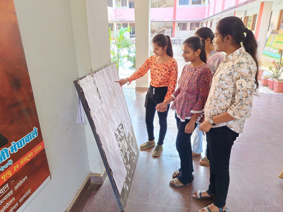कन्या महाविद्यालय की छात्राएं सूचना पटल पर समय सारणी देखते हुए। कन्या महाविद्यालय की छात्राएं सूचना पटल पर समय सारणी देखते हुए।