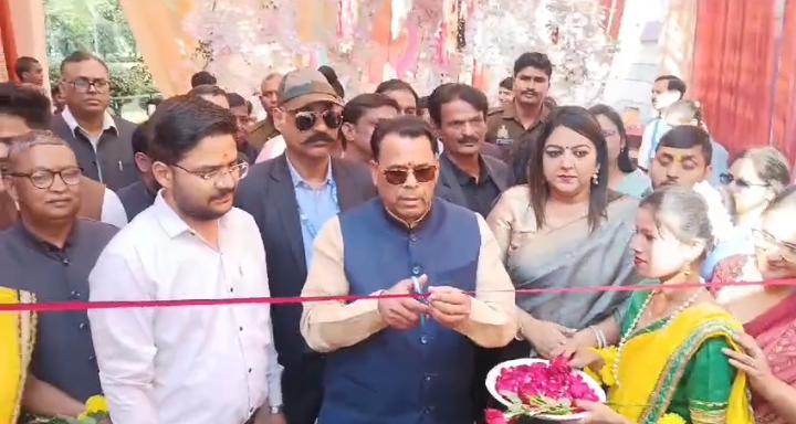 कार्यक्रम का शुभारंभ करते मंत्री नरेंद्र कश्यप कार्यक्रम का शुभारंभ करते मंत्री नरेंद्र कश्यप