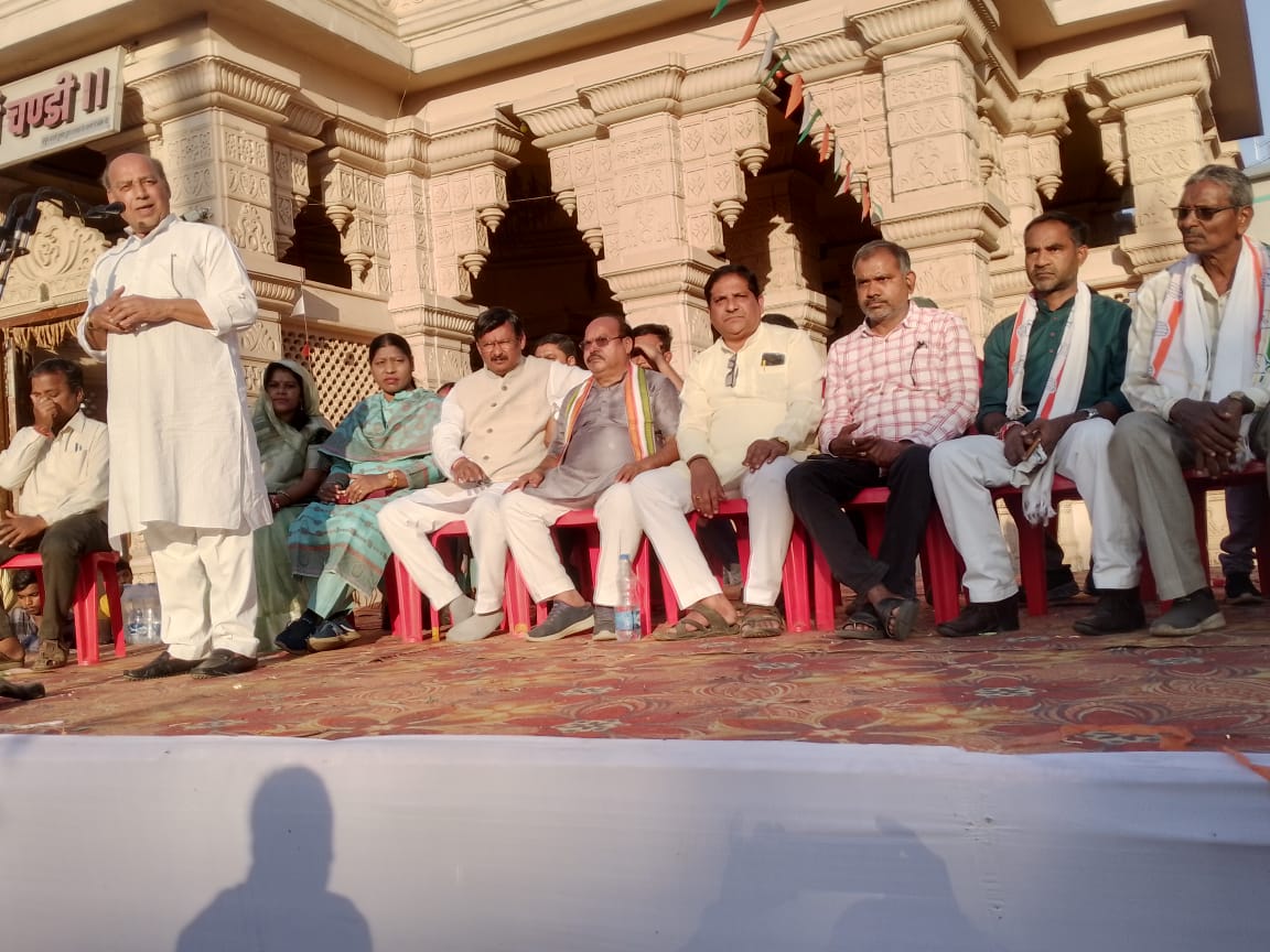 आम जनता को संबोधित करते हुए प्रत्याशी व अन्य। आम जनता को संबोधित करते हुए प्रत्याशी व अन्य।