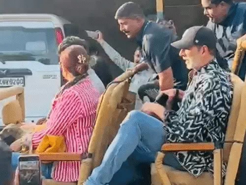 पत्नी के साथ लेपर्ड सफारी करते अक्षयकुमार। पत्नी के साथ लेपर्ड सफारी करते अक्षयकुमार।