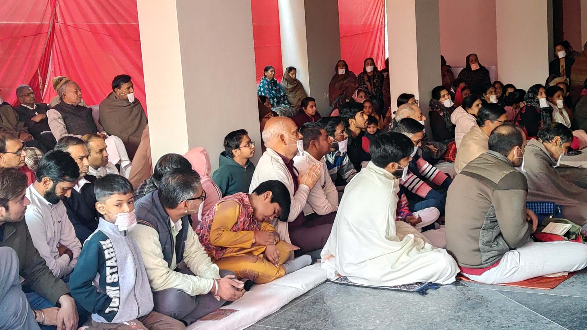 सेक्टर 33 में आयोजित सत्संग सभा में उपस्थित श्रद्धालु। सेक्टर 33 में आयोजित सत्संग सभा में उपस्थित श्रद्धालु।