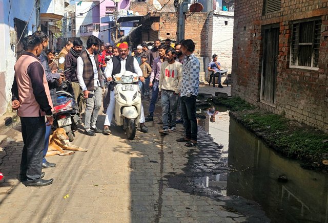जनता के बीच सकूटी से निकले विधायक अरमान जनता के बीच सकूटी से निकले विधायक अरमान
