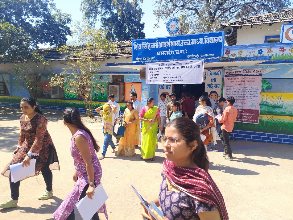 परीक्षा केंद्र से पीएससी प्री की परीक्षा देकर निकलते हुए अभ्यर्थीगण। परीक्षा केंद्र से पीएससी प्री की परीक्षा देकर निकलते हुए अभ्यर्थीगण।