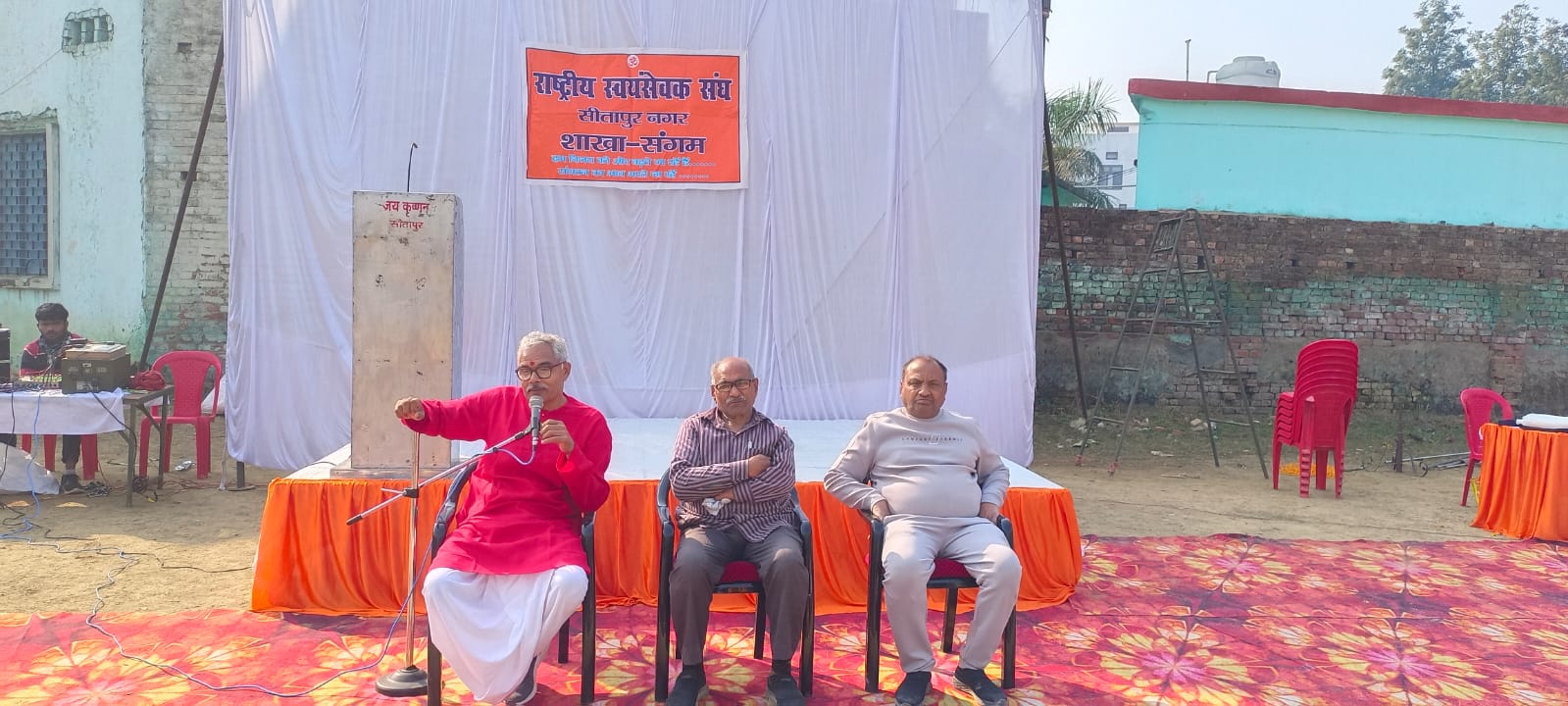 संबोधित करते हुए अभय जी संबोधित करते हुए अभय जी