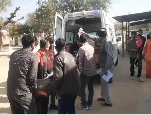 टक्कर में एक मरा