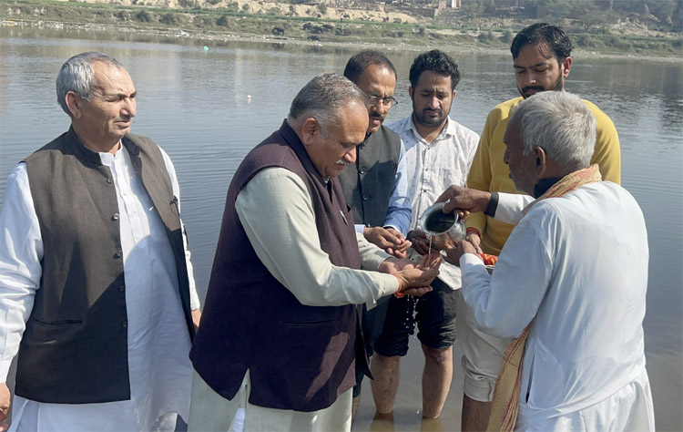 9 Snp- सोनीपत: बागपत गौरीपुर के पास गढ़ मिरकपुर के यमुना घाट पर पूजा अर्चना करते हुए राजीव जैन। 9 Snp- सोनीपत: बागपत गौरीपुर के पास गढ़ मिरकपुर के यमुना घाट पर पूजा अर्चना करते हुए राजीव जैन।