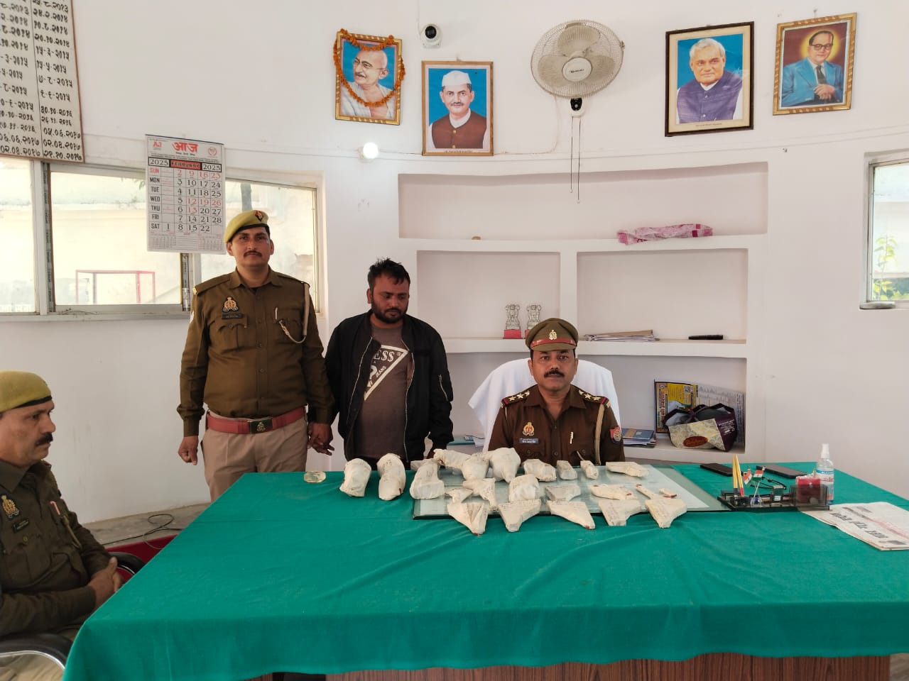 वेल्डिंग दुकान की आड़ में चल रही थी अवैध असलहा बनाने की फैक्ट्री पुलिस ने किया भडाफोड़,एक गिरफ्तार वेल्डिंग दुकान की आड़ में चल रही थी अवैध असलहा बनाने की फैक्ट्री पुलिस ने किया भडाफोड़,एक गिरफ्तार
