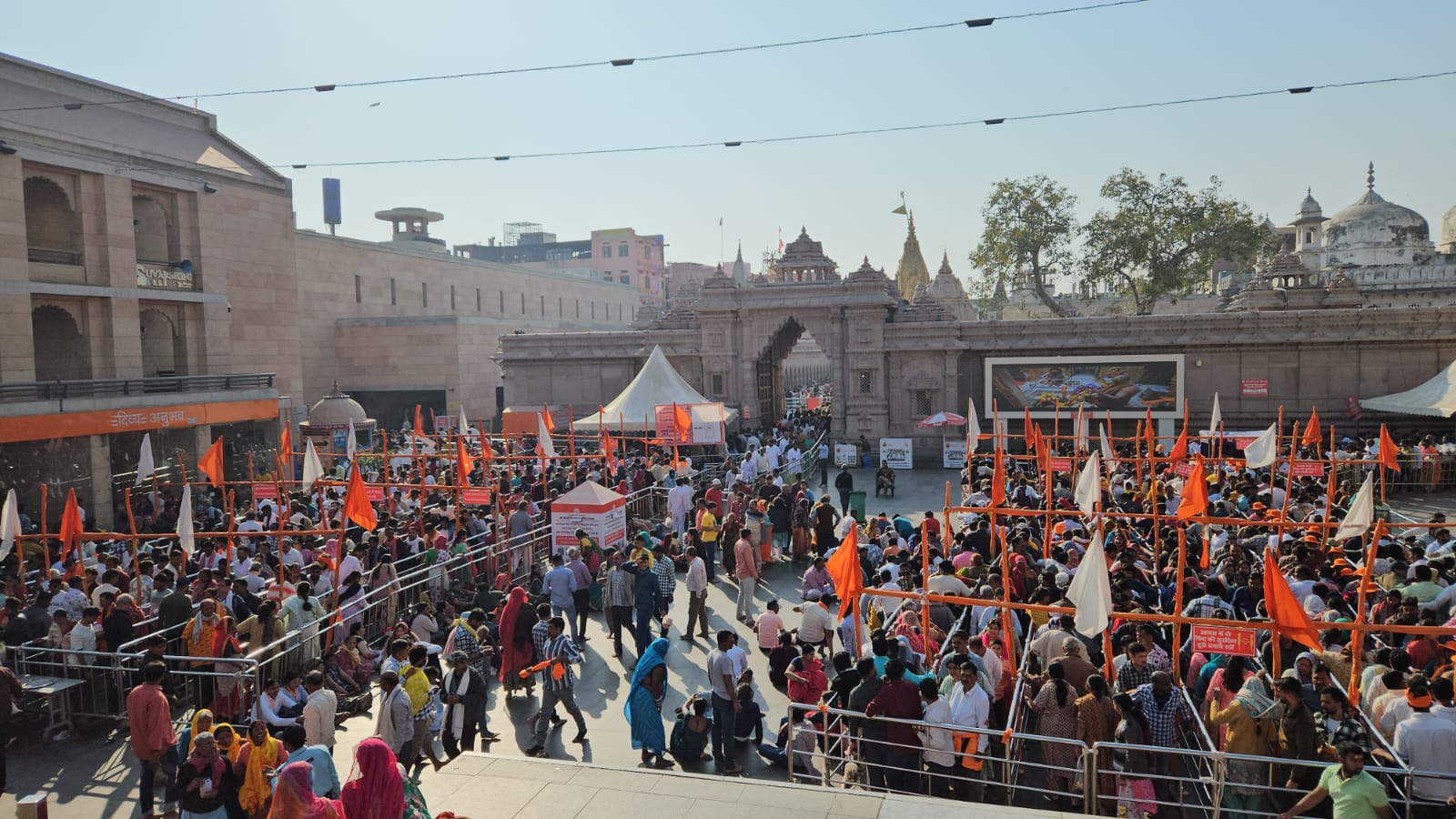 मंदिर में कतारबद्ध श्रद्धालु मंदिर में कतारबद्ध श्रद्धालु