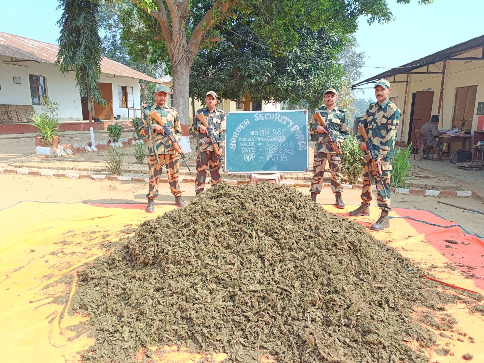 त्रिपुरा में बीएसएफ द्वारा नशे के खिलाफ की गई कार्रवाई में जब्त 132 किलो गांजा तथा अन्य की तस्वीर। त्रिपुरा में बीएसएफ द्वारा नशे के खिलाफ की गई कार्रवाई में जब्त 132 किलो गांजा तथा अन्य की तस्वीर।