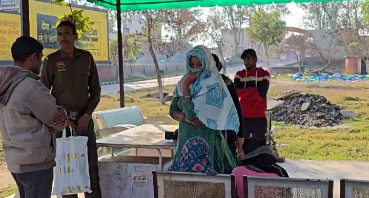 मृतका के शव के पोस्टमार्टम की कार्यवाही के दौरान नागरिक अस्पताल परिसर में मौजूद पुलिस कर्मचारी और मृतका के संबंधी मृतका के शव के पोस्टमार्टम की कार्यवाही के दौरान नागरिक अस्पताल परिसर में मौजूद पुलिस कर्मचारी और मृतका के संबंधी