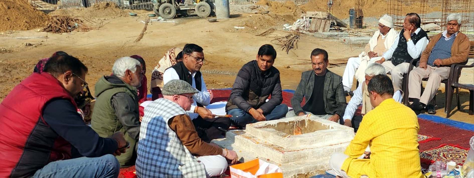 हवन यज्ञ में उपस्थित गणमान्य व्यक्ति। हवन यज्ञ में उपस्थित गणमान्य व्यक्ति।