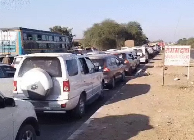 रीवा-प्रयागराज मार्ग पर लगा लंबा जाम