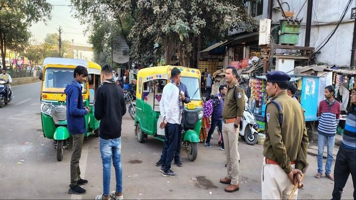 ग्वालियरः बारादरी चौराहा मुरार पर ट्रैफिक व्यवस्था में बाधा बन रहे वाहनों के खिलाफ कार्रवाई
