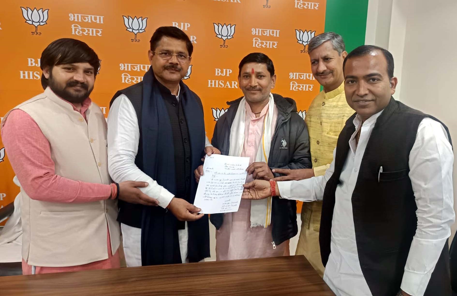 वार्ड 12 से अपने पुत्र के अजय कुमार गोस्वामी के लिए आवेदन करते शंकर गोस्वामी, साथ हैं अन्य नेता।