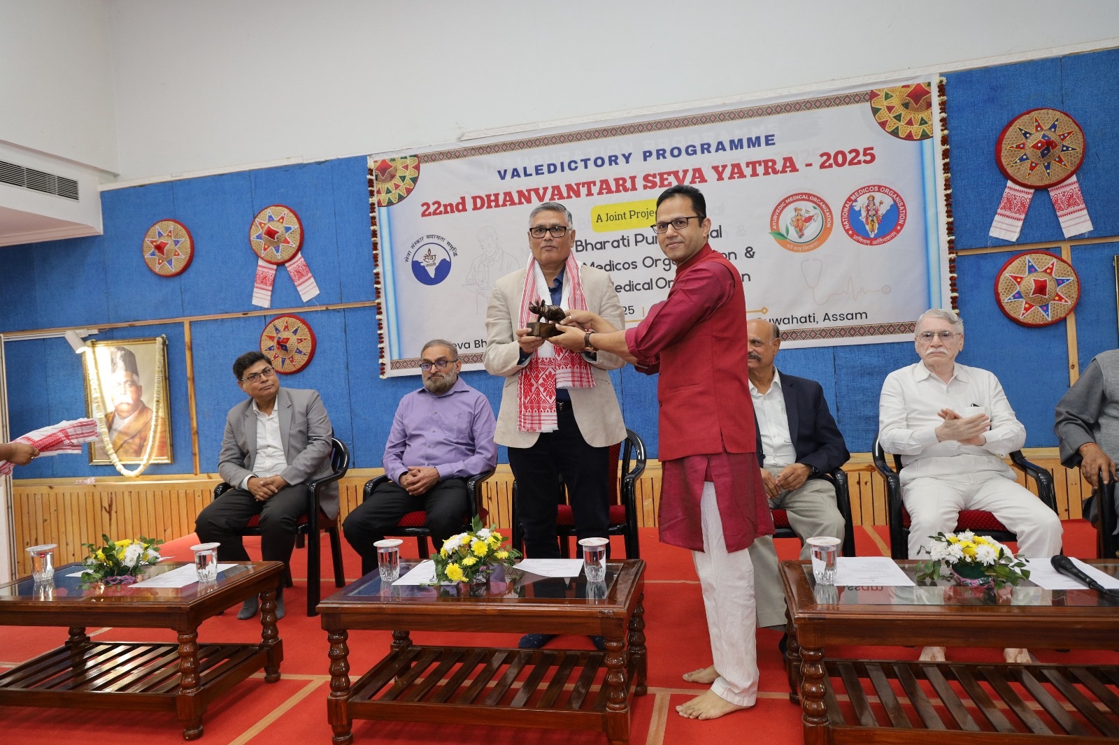রমেশচন্দ্র জৈনকে সংবৰ্ধনা জ্ঞাপন করছেন ডা. বিজয় ডেকা রমেশচন্দ্র জৈনকে সংবৰ্ধনা জ্ঞাপন করছেন ডা. বিজয় ডেকা