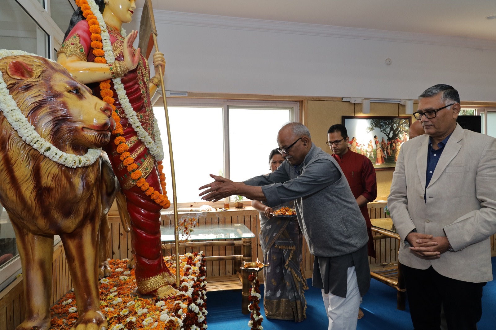 ভারতমাতার মূর্তিতে পুষ্পাঞ্জলি অর্পণ করছেন আরএসএস-এর অখিল ভারতীয় কার্যকারিণী সদস্য উলহাস কুলকর্ণি ভারতমাতার মূর্তিতে পুষ্পাঞ্জলি অর্পণ করছেন আরএসএস-এর অখিল ভারতীয় কার্যকারিণী সদস্য উলহাস কুলকর্ণি