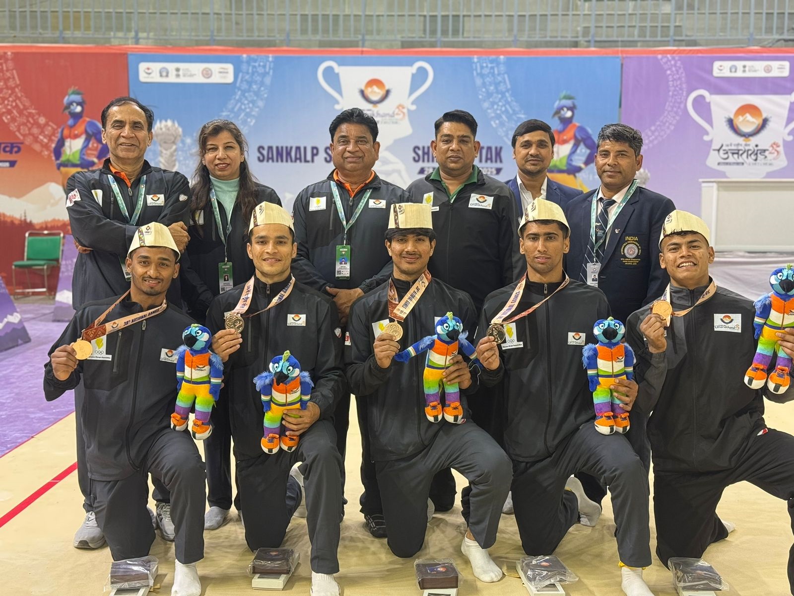 फोटो नंबर-02: राष्ट्रीय खेलों में मेडल जीतकर खुशी मनाते खिलाड़ी व कोच। फोटो नंबर-02: राष्ट्रीय खेलों में मेडल जीतकर खुशी मनाते खिलाड़ी व कोच।