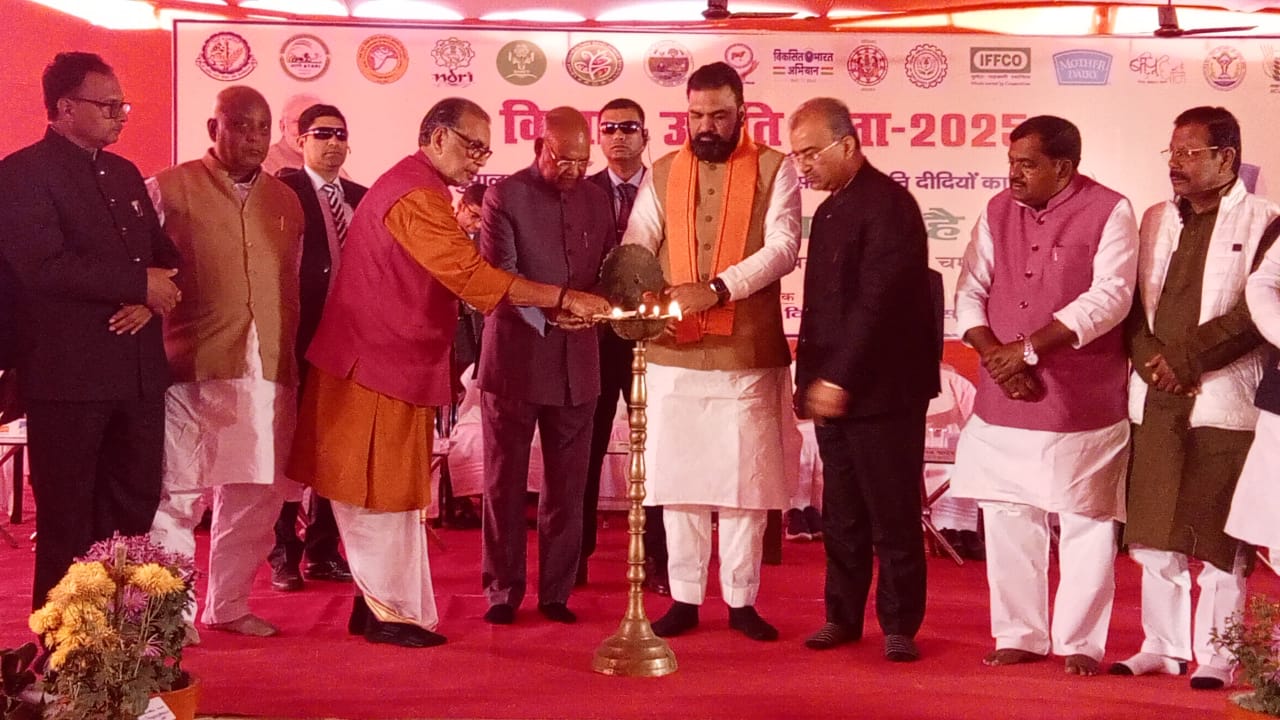 किसान उन्नति मेला को उद्घाटन करते संबोधित करते पूर्व राष्ट्रपति रामनाथ कोविंद व अन्य किसान उन्नति मेला को उद्घाटन करते संबोधित करते पूर्व राष्ट्रपति रामनाथ कोविंद व अन्य