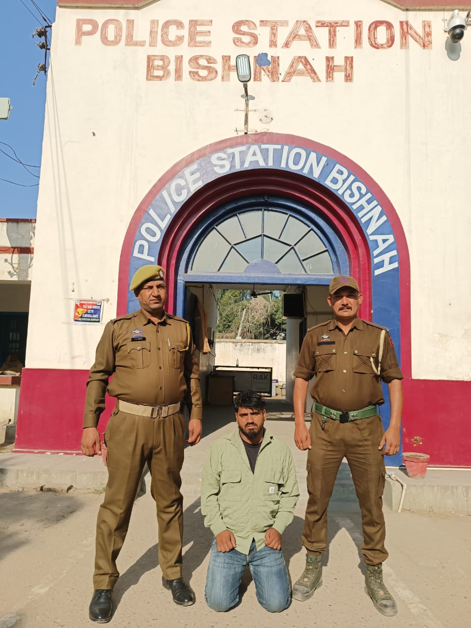 हत्याकांड में दो साल तक गिरफ्तारी से बचने के बाद बिश्नाह क्षेत्र का कुख्यात अपराधी सुरजन सांसी गिरफ्तार हत्याकांड में दो साल तक गिरफ्तारी से बचने के बाद बिश्नाह क्षेत्र का कुख्यात अपराधी सुरजन सांसी गिरफ्तार