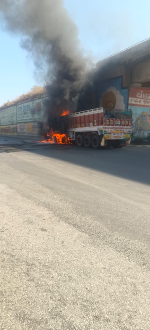 चित्तौड़गढ़ जिले के निंबाहेड़ा में ट्रेलर में आग से चालाक जिन्दा जला। चित्तौड़गढ़ जिले के निंबाहेड़ा में ट्रेलर में आग से चालाक जिन्दा जला।