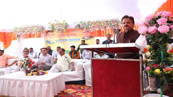 रीवाः उप मुख्यमंत्री शुक्ल ने अनुसूचित जाति बस्ती में सीसी रोड का किया भूमिपूजन रीवाः उप मुख्यमंत्री शुक्ल ने अनुसूचित जाति बस्ती में सीसी रोड का किया भूमिपूजन