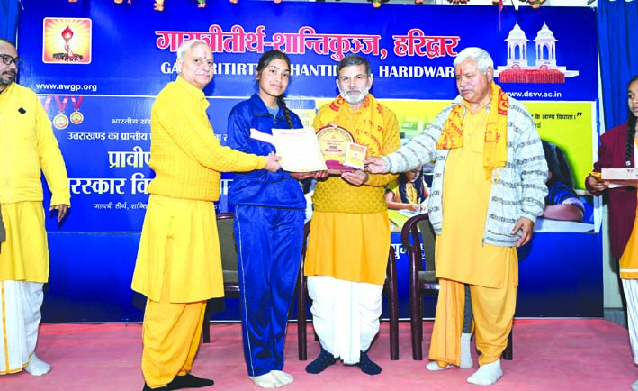 सम्मानित करते हुए सम्मानित करते हुए