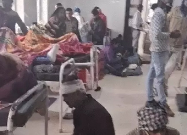 हादसे के बाद घायलों को अस्पताल में भर्ती कराया गया हादसे के बाद घायलों को अस्पताल में भर्ती कराया गया