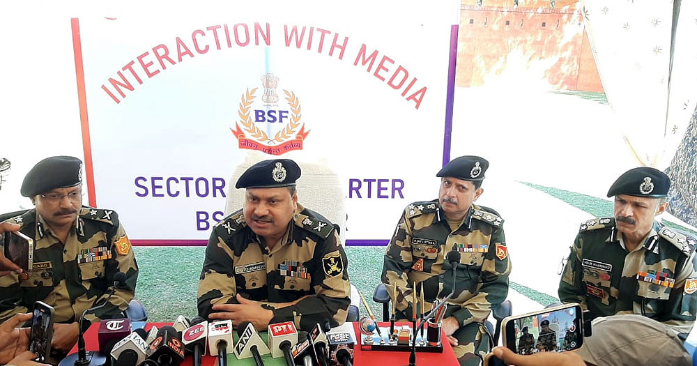 देश के इंटरनेशनल बॉर्डर को गार्ड कर रहा है बीएसएफ, जवान अपनी ड्यूटी बखूबी निभा रहे : विशेष महानिदेशक सतीश खंडारे देश के इंटरनेशनल बॉर्डर को गार्ड कर रहा है बीएसएफ, जवान अपनी ड्यूटी बखूबी निभा रहे : विशेष महानिदेशक सतीश खंडारे