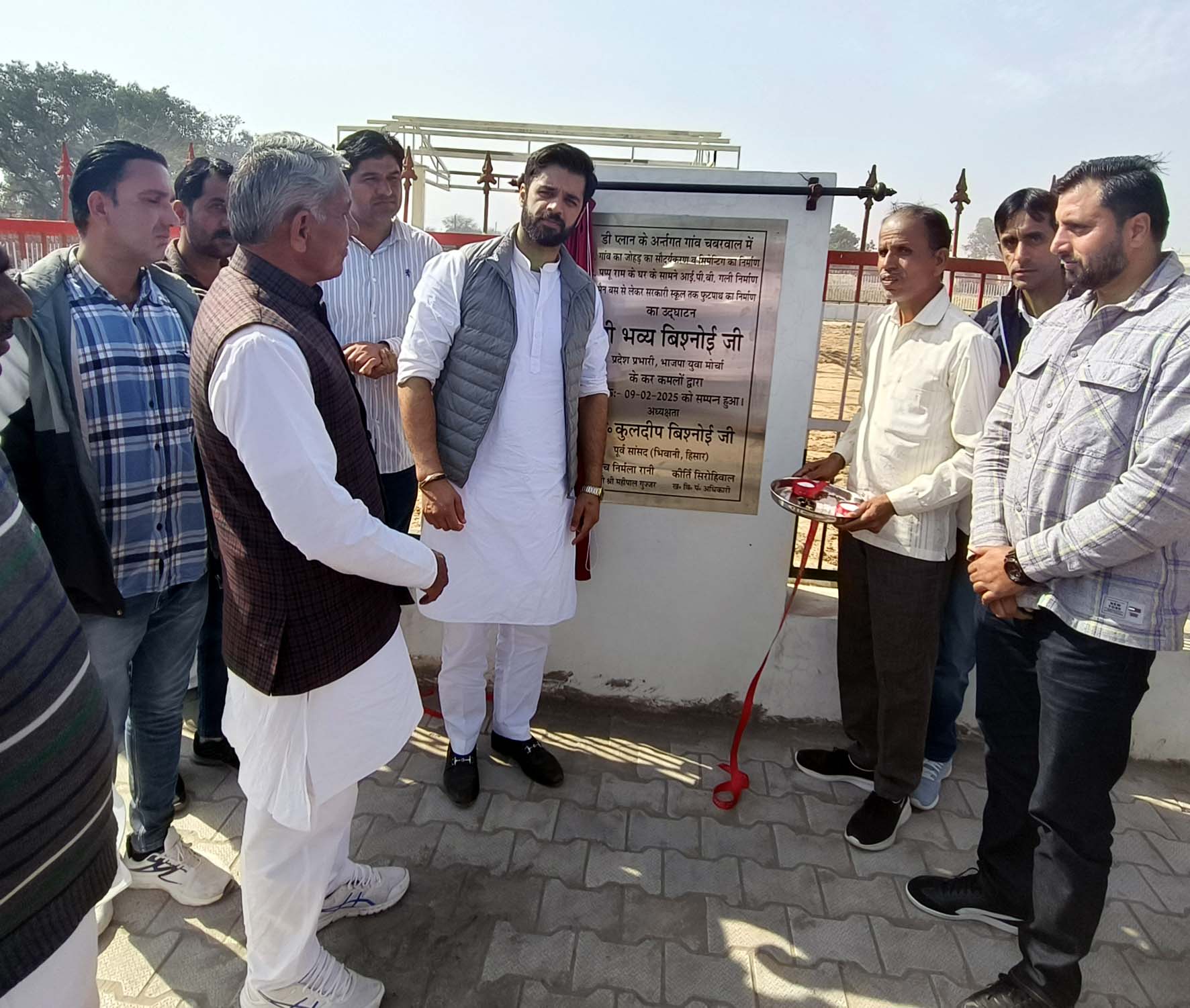 ढंढूर में जल घर का उद्घाटन करते पूर्व विधायक भव्य बिश्नोई। ढंढूर में जल घर का उद्घाटन करते पूर्व विधायक भव्य बिश्नोई।