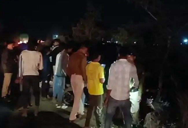 अलीराजपुर में दो बाइकों की टक्कर के बाद जुटी भीड़ अलीराजपुर में दो बाइकों की टक्कर के बाद जुटी भीड़