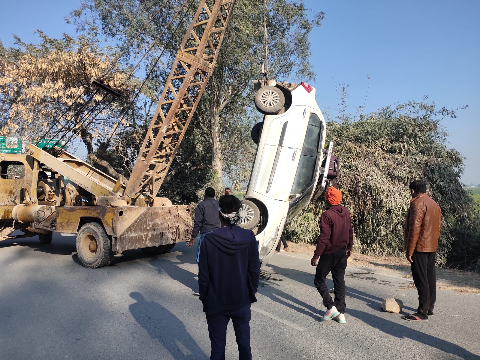 तेज रफ्तार कार खाई में पलटी, बाल-बाल बचे सवार तेज रफ्तार कार खाई में पलटी, बाल-बाल बचे सवार