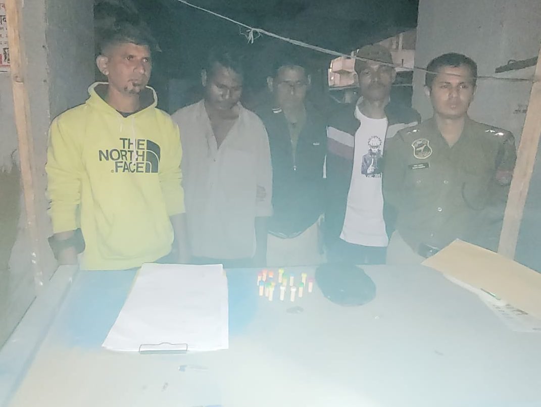 गुवाहाटी में पुलिस की छापेमारी में 25 ग्राम हेरोइन के साथ गिरफ्तार आरोपित की तस्वीर। गुवाहाटी में पुलिस की छापेमारी में 25 ग्राम हेरोइन के साथ गिरफ्तार आरोपित की तस्वीर।