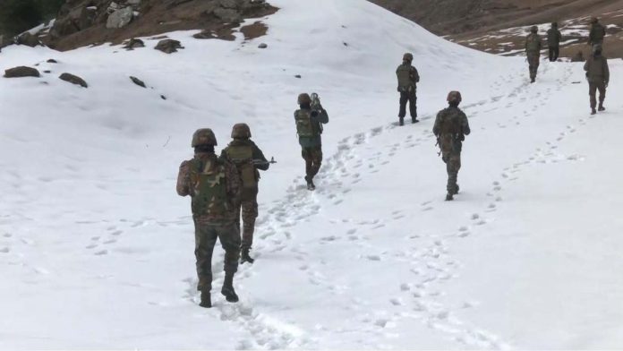 बर्फ की मोटी चादर बीच भारतीय सेना के जवान डोडा के ऊपरी इलाकों में कर रहे गश्त बर्फ की मोटी चादर बीच भारतीय सेना के जवान डोडा के ऊपरी इलाकों में कर रहे गश्त