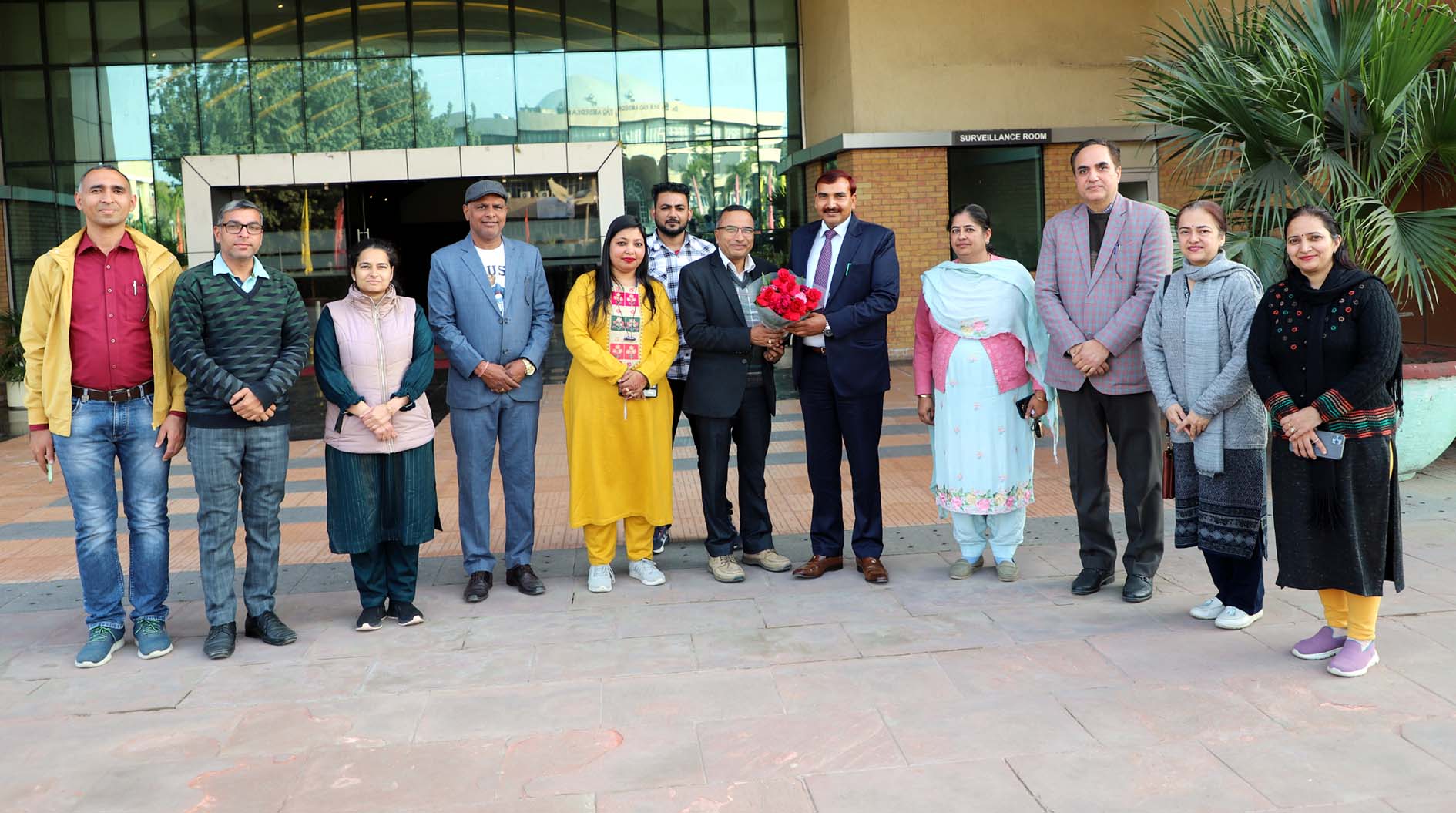 कार्यशाला के उद्घाटन समारोह में मुख्यातिथि कुलपति प्रो. नरसी राम बिश्नोई का स्वागत करते आयोजक। कार्यशाला के उद्घाटन समारोह में मुख्यातिथि कुलपति प्रो. नरसी राम बिश्नोई का स्वागत करते आयोजक।