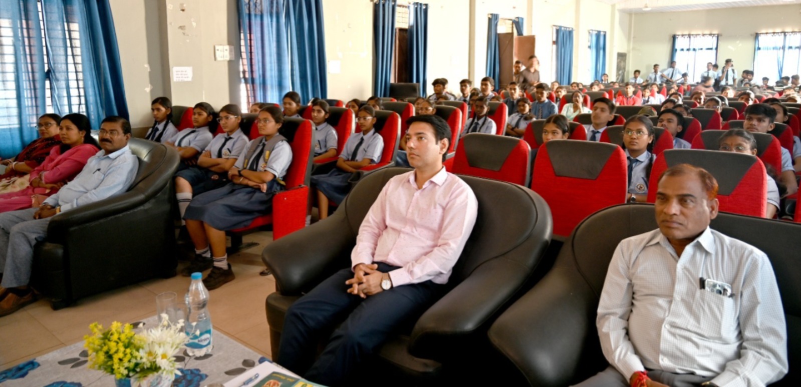 परीक्षा पे चर्चा कार्यक्रम में शामिल हुए कलेक्टर आकाश छिकारा परीक्षा पे चर्चा कार्यक्रम में शामिल हुए कलेक्टर आकाश छिकारा