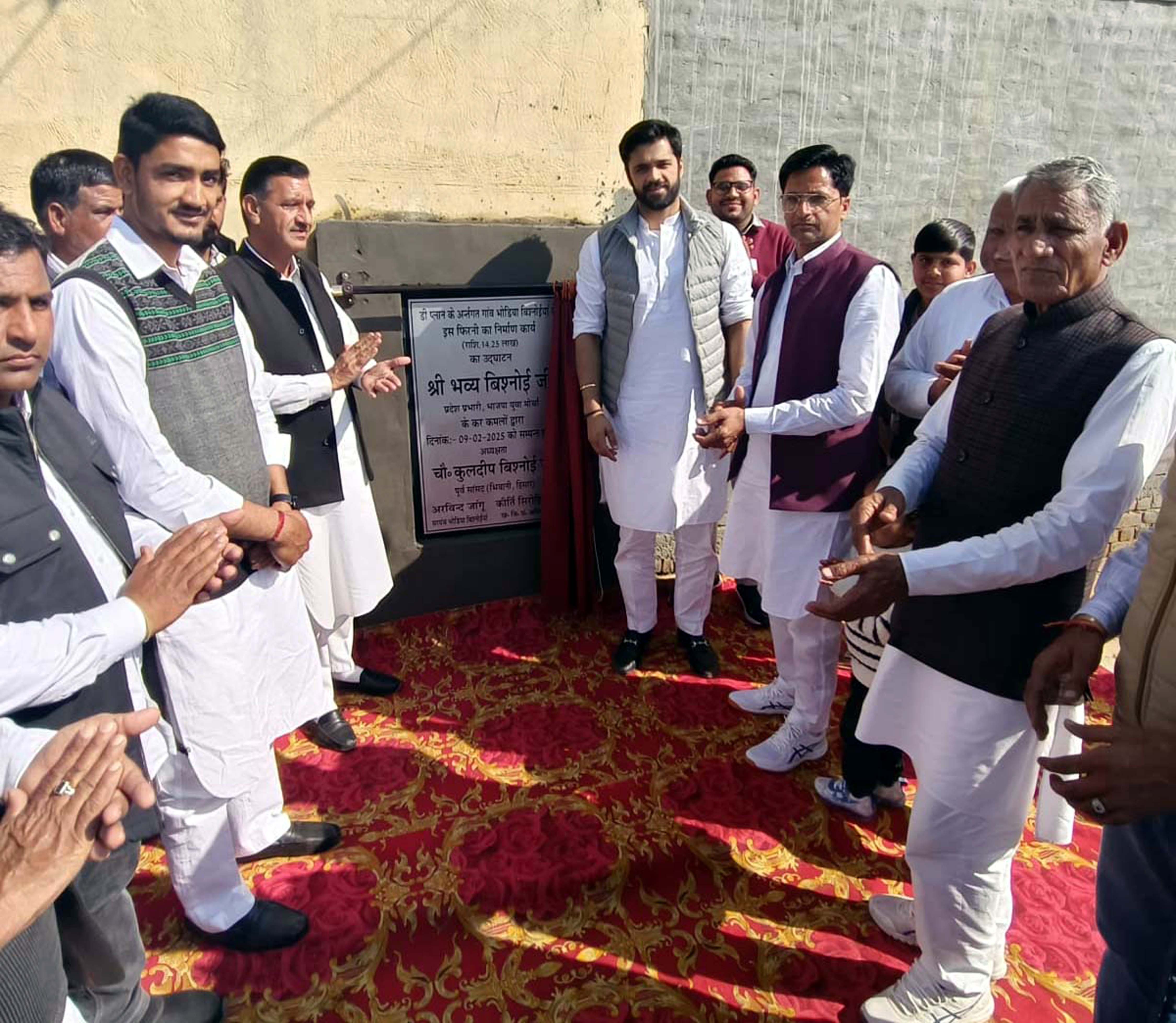 आदमपुर में विभिन्न निर्माण कार्यों का उद्घाटन करते हुए भव्य बिश्नोई। आदमपुर में विभिन्न निर्माण कार्यों का उद्घाटन करते हुए भव्य बिश्नोई।