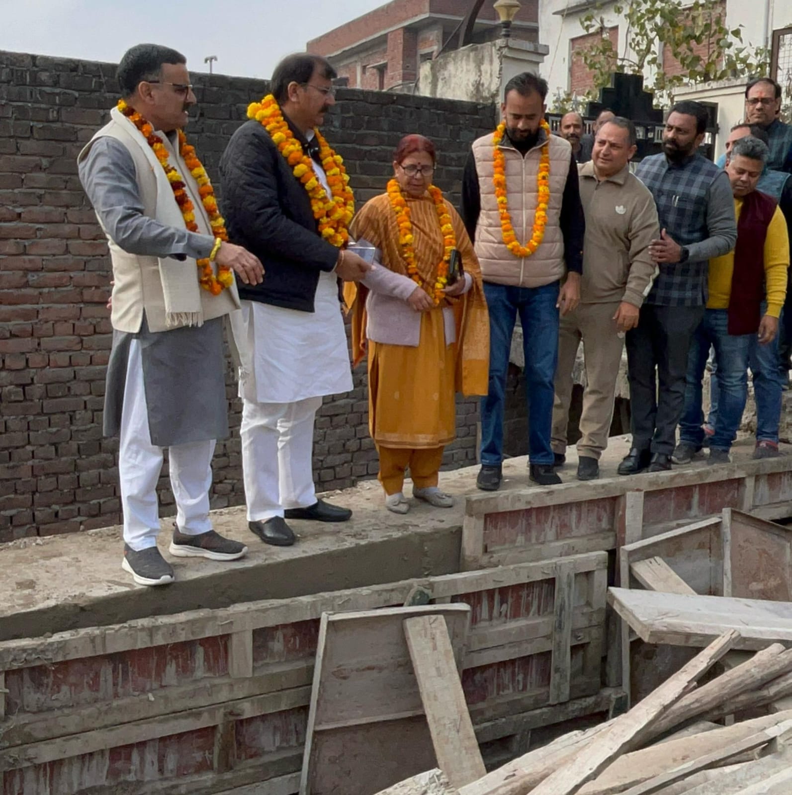 विधायक ने जम्मू पश्चिम में नाले की मरम्मत कार्य का निरीक्षण किया विधायक ने जम्मू पश्चिम में नाले की मरम्मत कार्य का निरीक्षण किया
