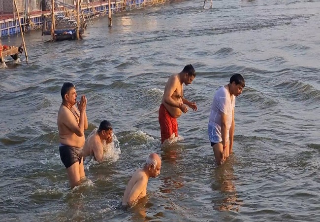सरकार्यवाह दत्तात्रेय होसबोले एवं अन्य का संगम स्नान सरकार्यवाह दत्तात्रेय होसबोले एवं अन्य का संगम स्नान