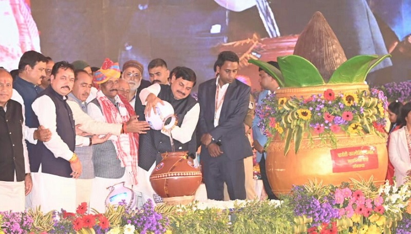 जल कलश यात्रा का समापन किया जल कलश यात्रा का समापन किया
