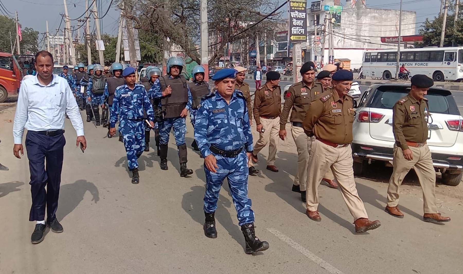 फोटो नंबर-07: उप-कमांडेंट सुनील कुमार के नेतृत्व में थाना बादशाहपुर, भौंडसी व सोहना के क्षेत्र में फ्लैग मार्च करते आरएएफ के जवान। फोटो नंबर-07: उप-कमांडेंट सुनील कुमार के नेतृत्व में थाना बादशाहपुर, भौंडसी व सोहना के क्षेत्र में फ्लैग मार्च करते आरएएफ के जवान।