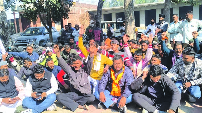 चौकी का घेराव करते हिन्दू संगठन के कार्यकर्ता व ग्रामीण चौकी का घेराव करते हिन्दू संगठन के कार्यकर्ता व ग्रामीण