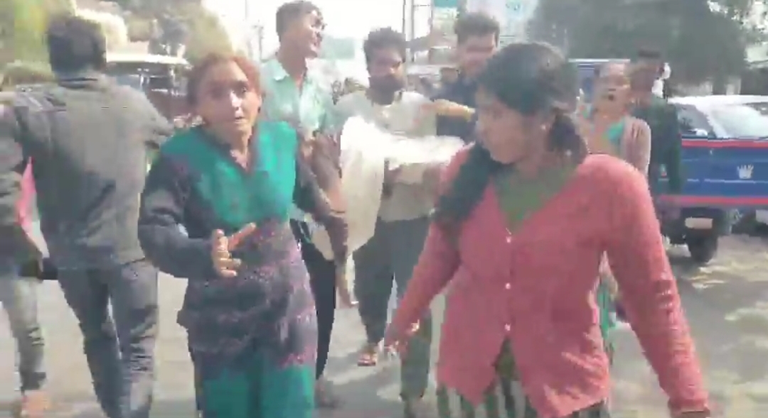 हंगामा करते हुए मृतक के परिजन हंगामा करते हुए मृतक के परिजन